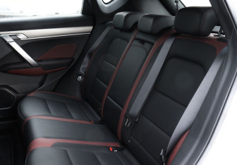 Подержанный автомобиль Geely Coolray 2023 года (18 фото)