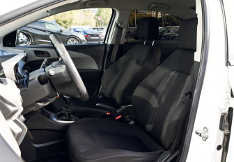 Подержанный автомобиль Chevrolet Aveo Sedan 2015 года (15 фото)