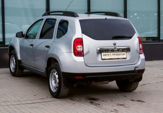 Подержанный автомобиль Renault Duster 2014 года (3 фото)
