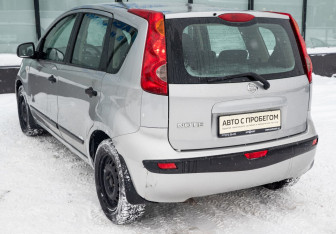 Подержанный автомобиль Nissan Note 2006 года (4 фото)