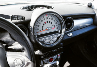 Подержанный автомобиль MINI Hatch 2006 года (9 фото)