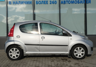 Подержанный автомобиль Peugeot 107 2009 года (6 фото)
