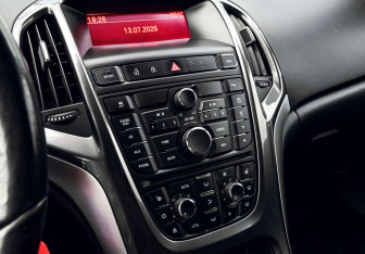Подержанный автомобиль Opel Astra Hatchback 2012 года (11 фото)