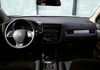 Подержанный автомобиль Mitsubishi Outlander 2014 года (16 фото)