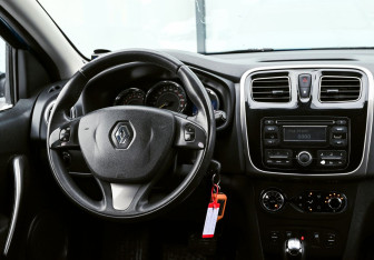 Подержанный автомобиль Renault Sandero 2015 года (19 фото)
