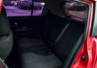 Подержанный автомобиль Nissan Tiida Hatchback 2012 года (16 фото)