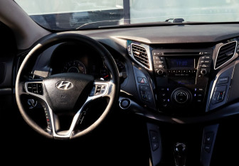 Подержанный автомобиль Hyundai i40 Sedan 2013 года (18 фото)