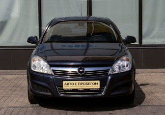 Подержанный автомобиль Opel Astra Hatchback 2010 года (8 фото)