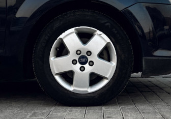 Подержанный автомобиль Ford Focus Hatchback 2006 года (23 фото)