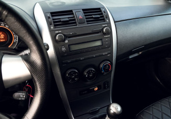 Подержанный автомобиль Toyota Corolla Sedan 2010 года (15 фото)