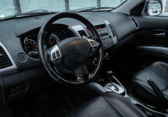 Подержанный автомобиль Peugeot 4007 2012 года (9 фото)