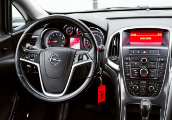 Подержанный автомобиль Opel Astra Wagon 2012 года (20 фото)