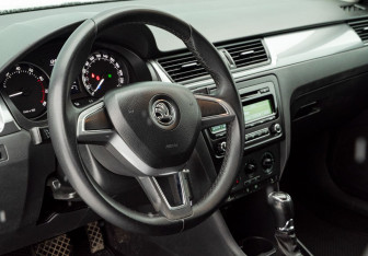 Подержанный автомобиль Skoda Rapid Liftback 2015 года (10 фото)