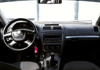 Подержанный автомобиль Skoda Octavia Liftback 2012 года (15 фото)