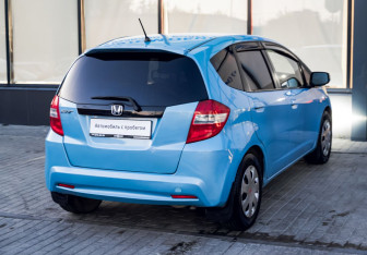 Подержанный автомобиль Honda Fit 2013 года (5 фото)