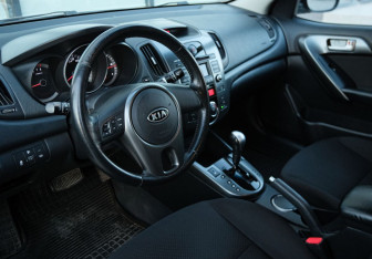 Подержанный автомобиль Kia Cerato Sedan 2009 года (9 фото)