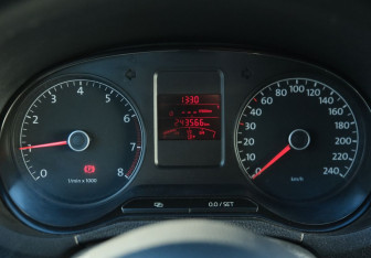 Подержанный автомобиль Volkswagen Polo Sedan 2012 года (15 фото)