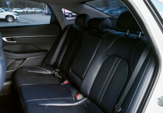 Подержанный автомобиль Hyundai Sonata 2023 года (18 фото)