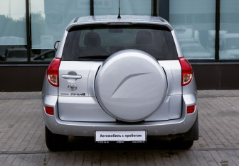 Подержанный автомобиль Toyota RAV4 2007 года (4 фото)