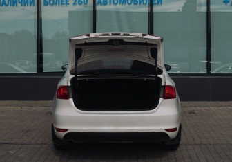 Подержанный автомобиль Volkswagen Jetta Sedan 2012 года (18 фото)