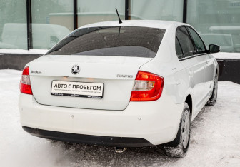 Подержанный автомобиль Skoda Rapid Liftback 2015 года (5 фото)