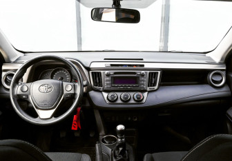 Подержанный автомобиль Toyota RAV4 2015 года (18 фото)