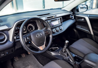 Подержанный автомобиль Toyota RAV4 2018 года (15 фото)