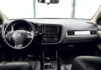Подержанный автомобиль Mitsubishi Outlander 2014 года (18 фото)