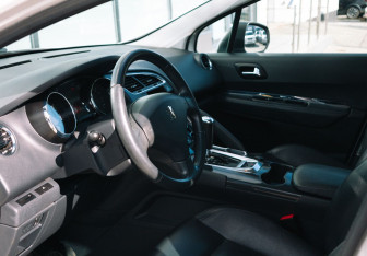 Подержанный автомобиль Peugeot 3008 2011 года (9 фото)