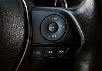 Подержанный автомобиль Toyota RAV4 2022 года (13 фото)