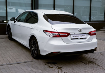 Подержанный автомобиль Toyota Camry Sedan 2021 года (3 фото)
