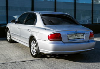 Подержанный автомобиль Hyundai Sonata 2004 года (3 фото)