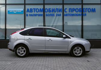Подержанный автомобиль Ford Focus Hatchback 2006 года (6 фото)
