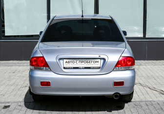 Подержанный автомобиль Mitsubishi Lancer Sedan 2005 года (4 фото)