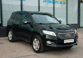 Подержанный автомобиль Toyota RAV4 2010 года (7 фото)