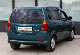 Подержанный автомобиль Daihatsu YRV 2001 года (5 фото)