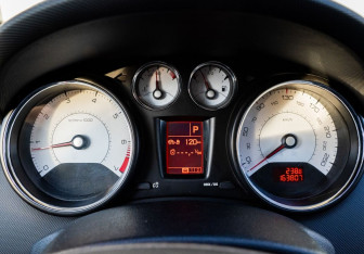 Подержанный автомобиль Peugeot 408 2014 года (17 фото)