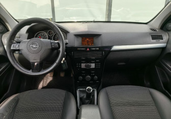 Подержанный автомобиль Opel Astra Hatchback 2013 года (11 фото)
