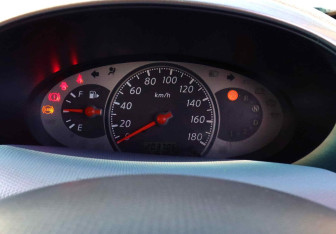Подержанный автомобиль Nissan March Hatchback 2002 года (9 фото)