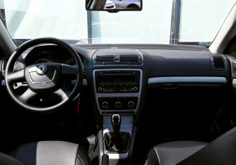 Подержанный автомобиль Skoda Octavia Liftback 2012 года (16 фото)