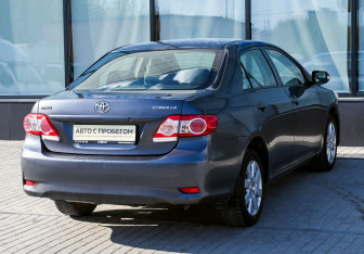 Подержанный автомобиль Toyota Corolla Sedan 2012 года (5 фото)