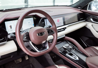 Подержанный автомобиль Geely Monjaro 2024 года (10 фото)