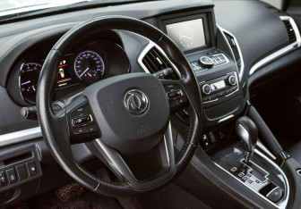 Подержанный автомобиль DongFeng AX7 2018 года (10 фото)