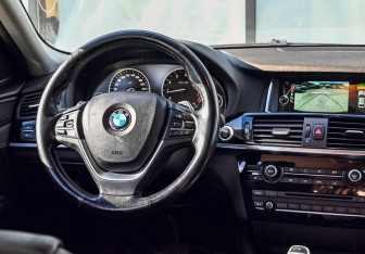 Подержанный автомобиль BMW X4 2015 года (18 фото)