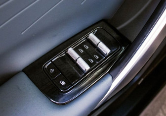 Подержанный автомобиль Geely Atlas 2024 года (12 фото)