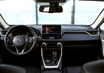 Подержанный автомобиль Toyota RAV4 2022 года (19 фото)
