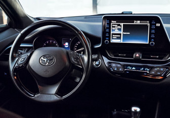 Подержанный автомобиль Toyota C-HR 2019 года (19 фото)