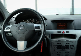 Подержанный автомобиль Opel Astra Hatchback 2012 года (10 фото)