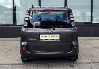 Подержанный автомобиль Toyota Sienta 2010 года (4 фото)