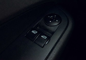 Подержанный автомобиль Ford Focus Hatchback 2006 года (12 фото)